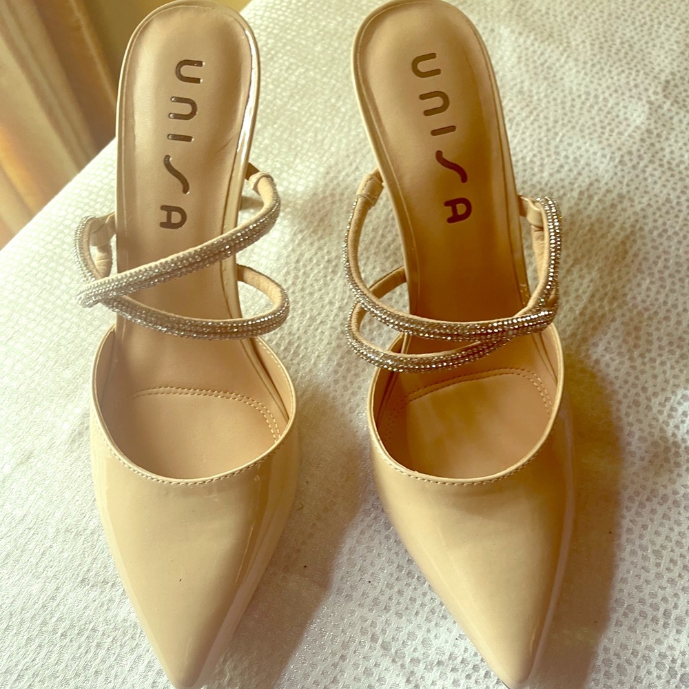 Unisa Soft Cream Embellished 3 1/2” Heels Size 10